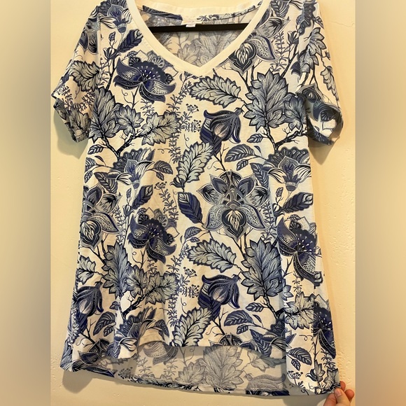 LuLaRoe Simply Comfortable Flowy Tee - Picture 5 of 6